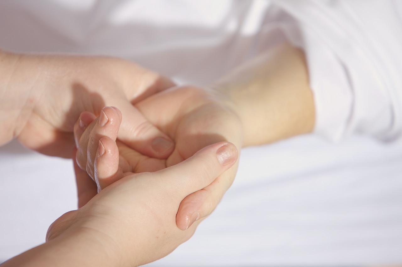 Uma pequena massagem - um grande alívio. Fonte: Pixabay Massagem das mãos