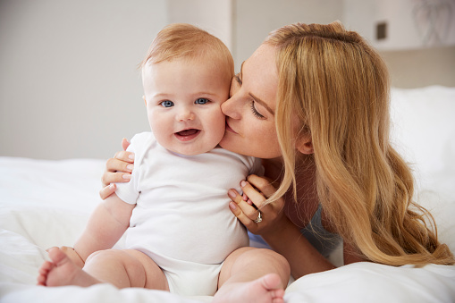 O aspeto mais importante para ultrapassar a ansiedade de separação é a atitude correcta dos pais. Foto: Getty Images mãe a beijar o seu filho feliz