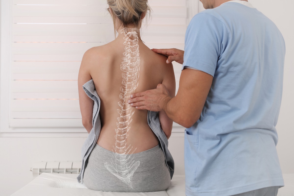 A escoliose como outra causa de dificuldade: Getty Images Escoliose, curvatura da coluna vertebral e exame das costas de uma mulher por um médico