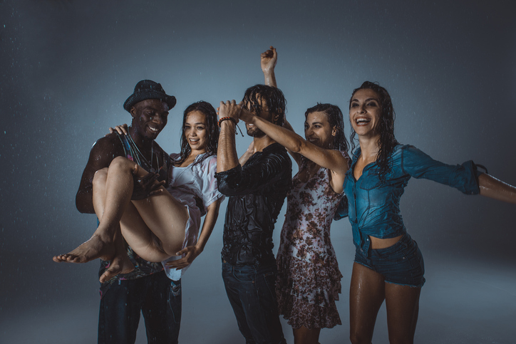 As actividades de verão e a diversão são muitas vezes a causa de doenças do trato urinário. Fonte: Thinkstock Os jovens rejubilam
