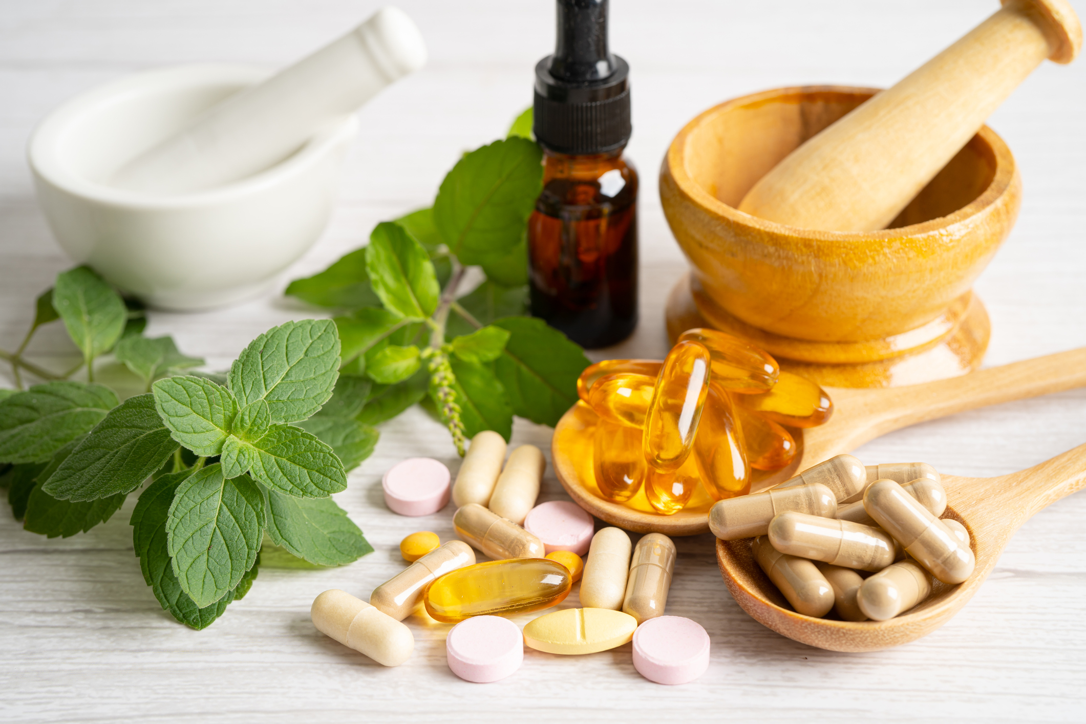 São produzidos sob diversas formas: Getty Images Multivitaminas, minerais e vários tipos de suplementos alimentares