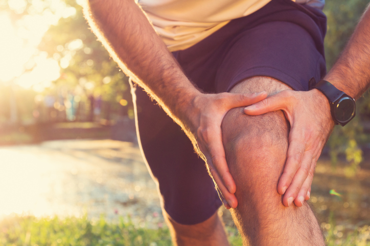 A dor crónica é desconfortável, mas a dor aguda também o pode ser. Fonte: Thinkstock atleta masculino a segurar o seu joelho dorido