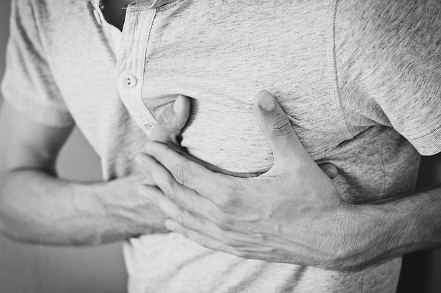 O enfarte do músculo cardíaco pode ser o primeiro sinal de hipertensão. Fonte da foto: Getty Images O homem está a segurar o peito, o coração dói-lhe