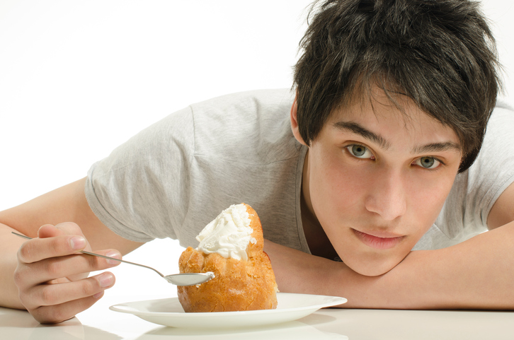 Até os diabéticos são apenas humanos e, de vez em quando, pecam. Fonte: Thinkstock um homem sentado à mesa com uma sobremesa doce à sua frente