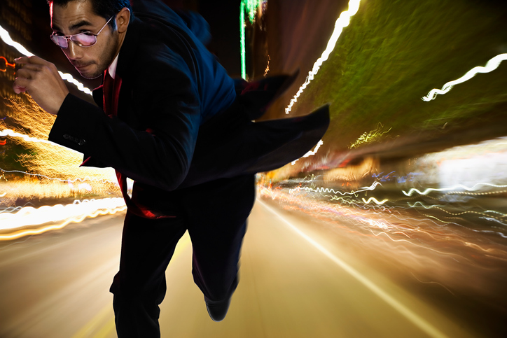 As bebidas energéticas após 10 minutos aumentam a concentração, o desempenho físico e retardam a fadiga. Fonte: Thinkstock homem de fato a correr pela cidade