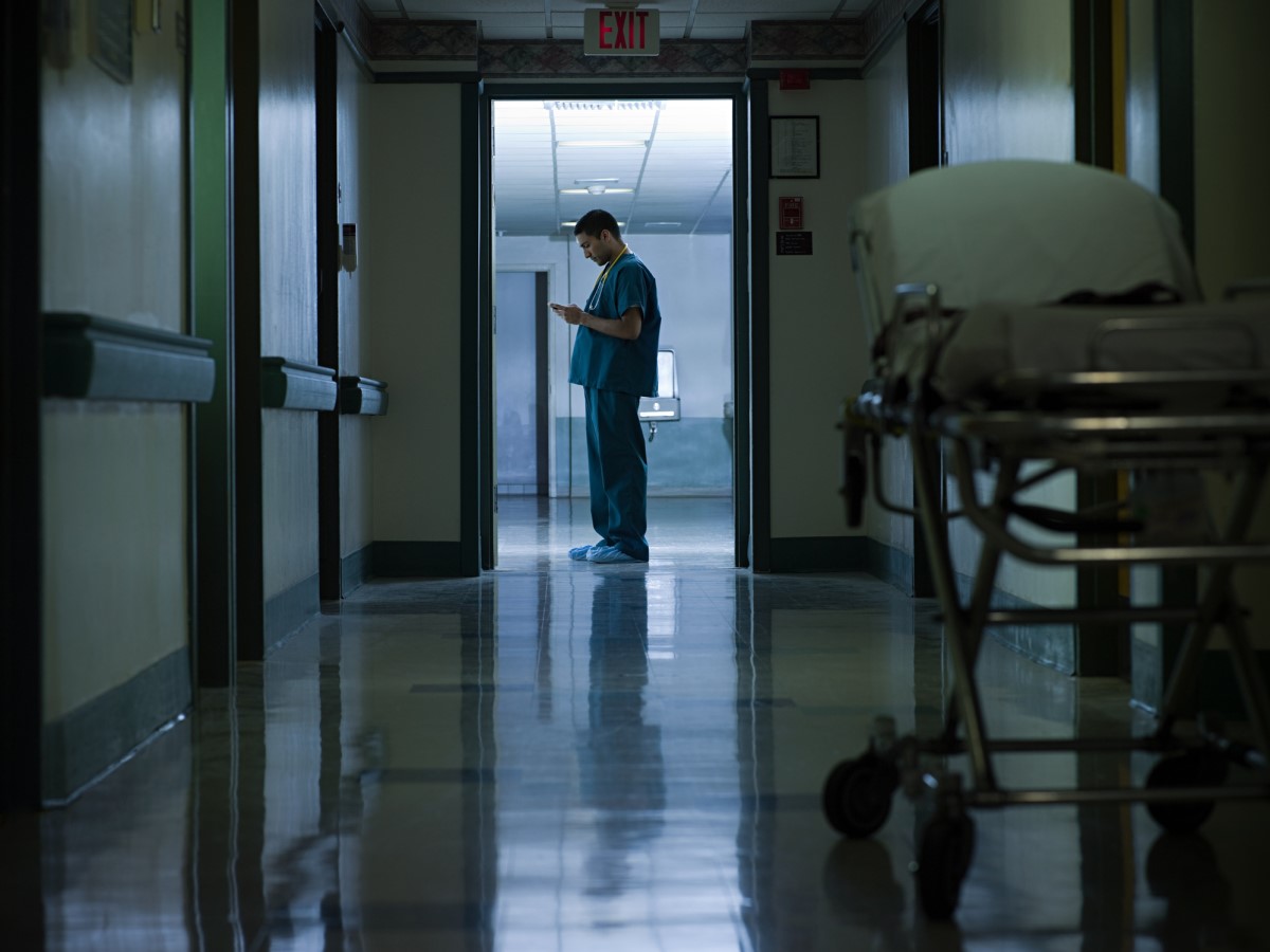 O trabalho noturno e o seu efeito nas perturbações do ritmo circadiano - Um exemplo é o trabalho noturno dos profissionais de saúde - um médico no corredor de um hospital.