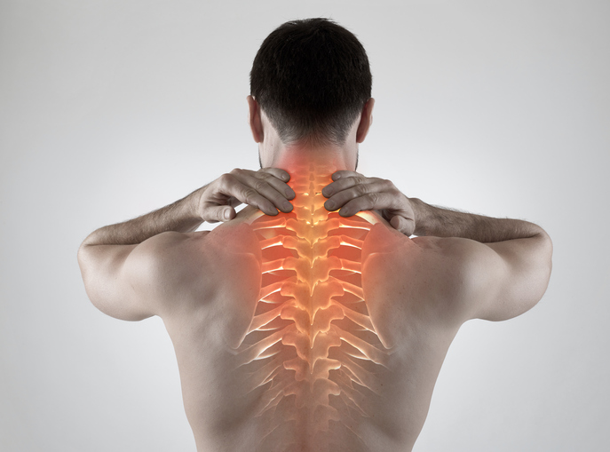 A causa mais comum são os problemas músculo-esqueléticos. Fonte da foto: Getty Images Um homem tem dores na coluna cervical e torácica