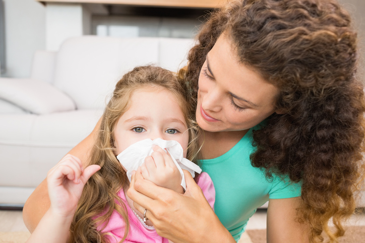 A rinite alérgica agrava a asma, especialmente nas crianças. Fonte: Thinkstock A criança tem o nariz a pingar, a mãe assoa-lhe o nariz cheio de secreções, um nariz cheio de alergias