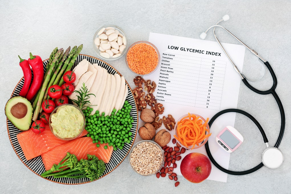 Exemplo de alimentos e vários macronutrientes com um índice glicémico baixo a médio na dieta recomendada de um diabético. Fonte Getty Images Exemplo de alimentos e vários macronutrientes com um índice glicémico baixo a médio na dieta recomendada de um diabético