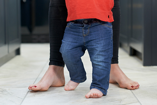 Andar a pé fortalece o arco: Getty Images pés-mães-e-dieta-que-querem-andar
