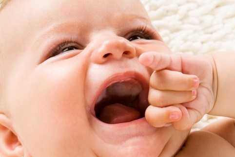 A dor é muito frequente nos recém-nascidos. Fonte: Thinkstock Recém-nascido com a boca aberta, com uma ferida no palato - doença fúngica