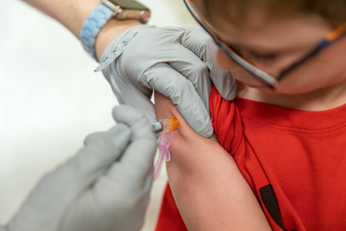 Vacinação de uma rapariga contra o HPV