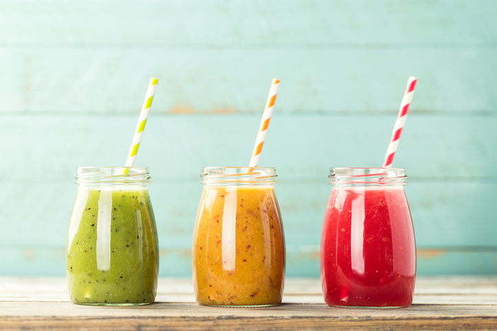 Batido de fruta cheio de vitaminas e energia: Getty Images Três palhinhas coloridas para batidos de fruta - verde, amarela e vermelha