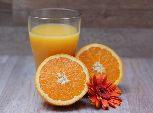 A vitamina C também pode ser suplementada com alimentos adequados. Fonte da foto: thinkstock photos vitaminas, laranjas, sumo de laranja