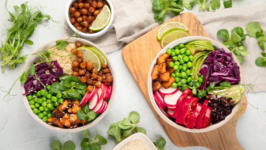 Exemplo de jantar: tigela de poké: proteína (frango/tofu/frango), quinoa/arroz, feijão edamame e legumes frescos. Fonte Getty Images Exemplo de jantar: tigela poké: proteína (frango/tofu/frango), quinoa/arroz, feijão edamame e legumes frescos.