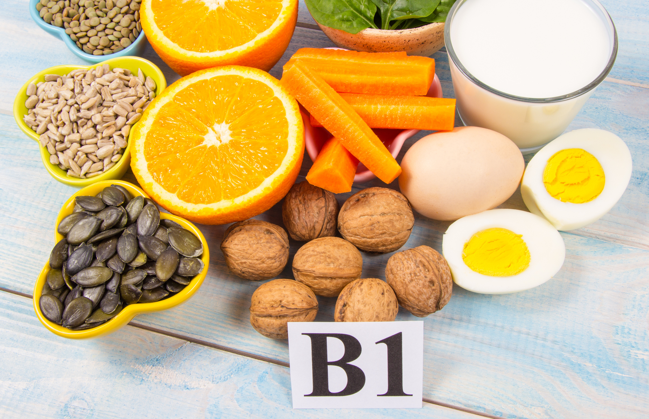 As fontes alimentares de vitamina B1 incluem cenouras, ovos, nozes e laranjas: Getty Images Fontes alimentares de vitamina B1