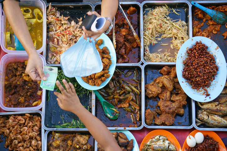Comida de rua saborosa = doença das mãos sujas, alimentos contaminados? Fonte da foto: Getty Images Comida de rua tailandesa, carne, ovos, legumes, massa, dinheiro, mãos sujas.