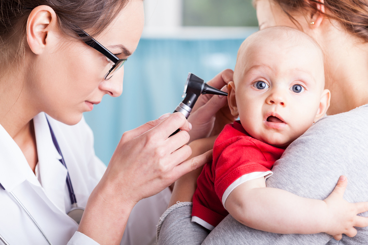 A papeira pode ser uma causa de surdez. Foto: Thinkstock um médico examina o ouvido de uma criança com uma máquina