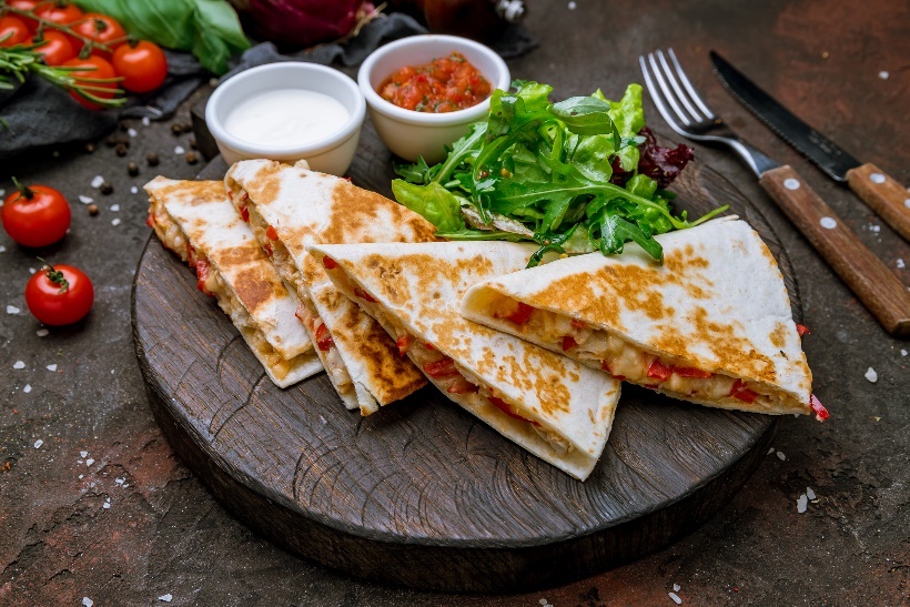 Exemplo de almoço: quesadilla cozida com carne/feijão e legumes. Acompanhamento: molho de tomate e legumes frescos. Fonte: Getty Images Exemplo de almoço: quesadilla cozida com carne/feijão e legumes. Acompanhamento com molho de tomate e legumes frescos