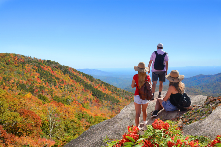 As montanhas são imprevisíveis. Fonte: Thinkstock família numa viagem nas montanhas