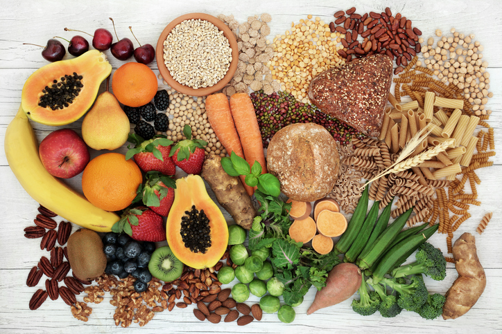A ingestão de frutas, legumes, leguminosas e cereais integrais é importante: Getty Images Vários alimentos com teor de fibras, armazenados na mesa
