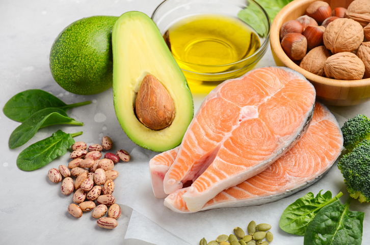 As pessoas com doenças cardiovasculares, em particular, devem esforçar-se por aumentar a ingestão de alimentos ricos em ácidos gordos ómega 3. Fonte Getty Images Fontes de ácidos gordos ómega 3, peixe, legumes, frutos secos
