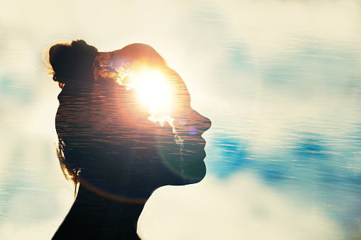 O cérebro é um órgão complexo, a mente humana é ainda mais complexa: Getty Images silhueta de um rosto de mulher de perfil ao nascer do sol