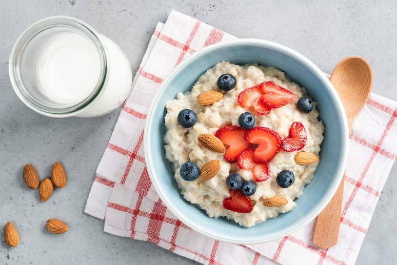 Exemplo de um pequeno-almoço doce: pudim ou papa de proteínas com fruta fresca e uma pequena quantidade de frutos secos/sementes: Getty Images Exemplo de um pequeno-almoço doce: pudim ou papa de proteínas com fruta fresca e uma pequena quantidade de frutos secos/sementes