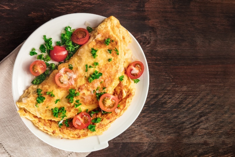 Exemplo de um pequeno-almoço salgado: omeleta de ovo com ervas aromáticas e legumes frescos: Getty Images Exemplo de um pequeno-almoço salgado: omeleta de ovo com ervas aromáticas e legumes frescos