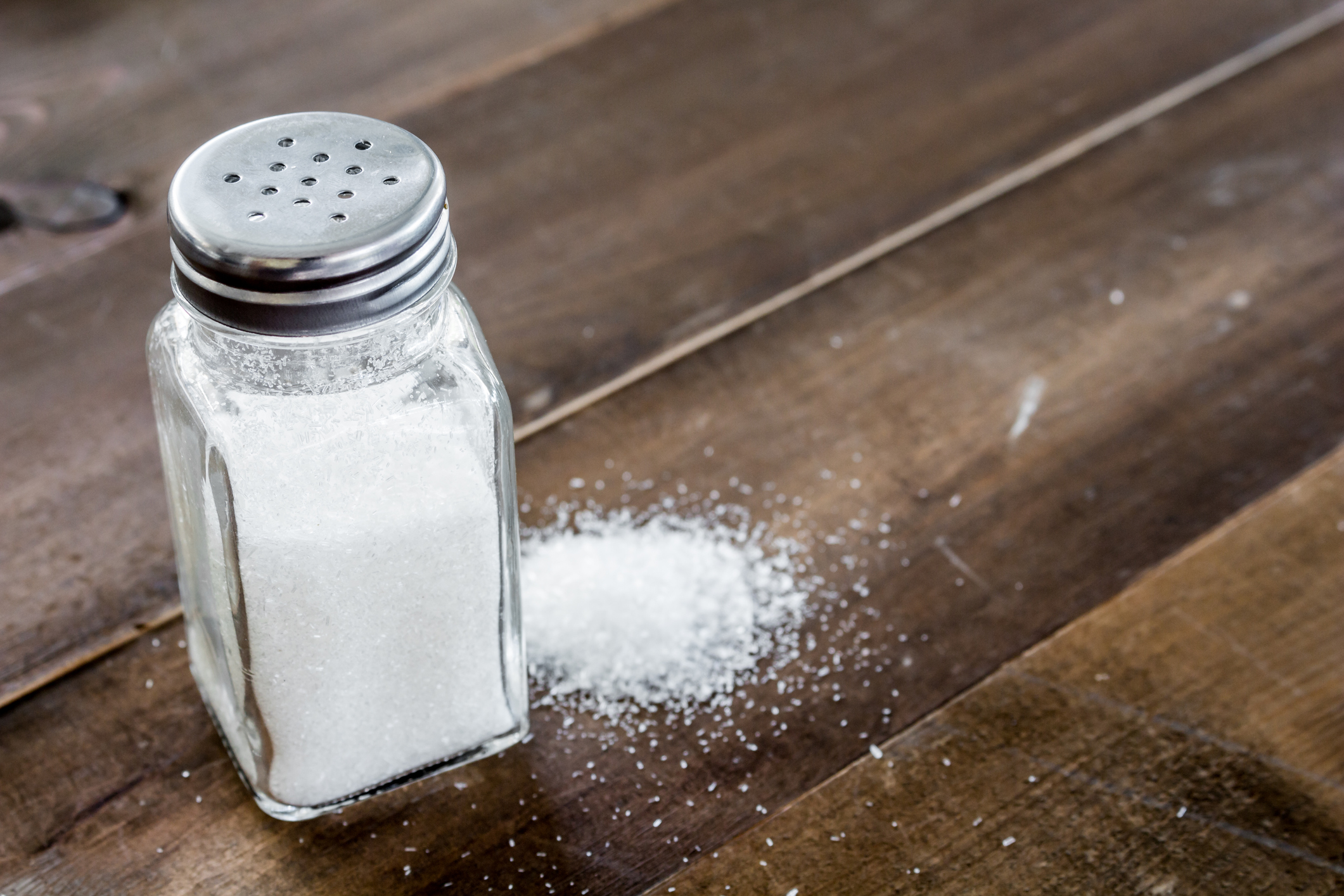 A principal fonte de cloreto nos alimentos é o cloreto de sódio, conhecido como sal de mesa comum: Getty Images A principal fonte de cloreto nos alimentos é o cloreto de sódio, conhecido como sal de mesa comum.