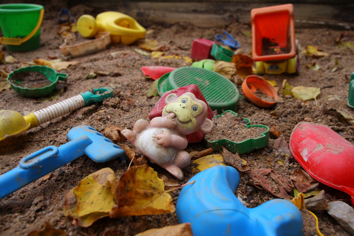 Verifique o estado e a limpeza da caixa de areia antes de o seu filho entrar nela. Foto: Thinkstock Brinquedos velhos numa caixa de areia poluída