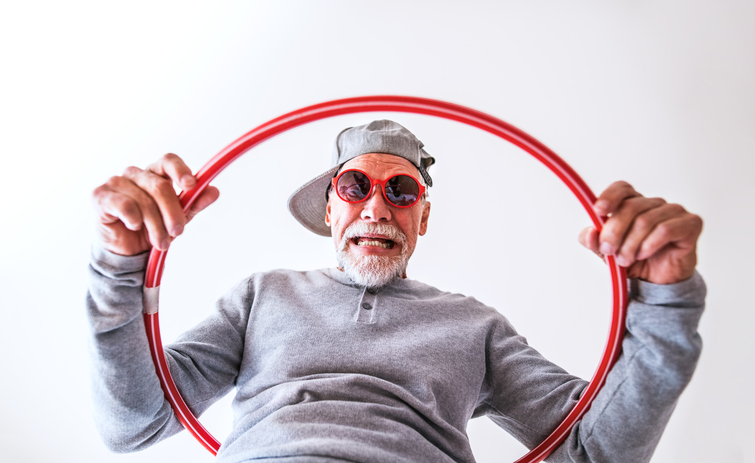 Fonte: Getty Images um homem mais velho com um boné com um círculo