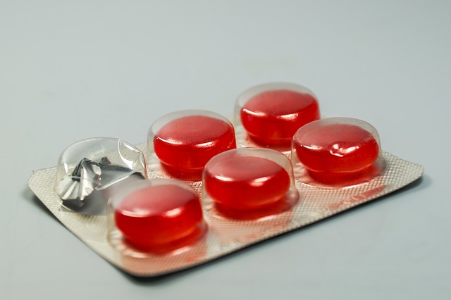 Até chupar pastilhas pode ajudar a combater a faringite estreptocócica. Fonte da foto: Thinkstock photo comprimidos de angina para chupar