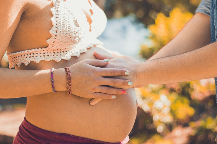 A Listeria é uma ameaça para uma mulher grávida e para o seu bebé. Fonte da foto: Getty Images abdómen da mulher grávida