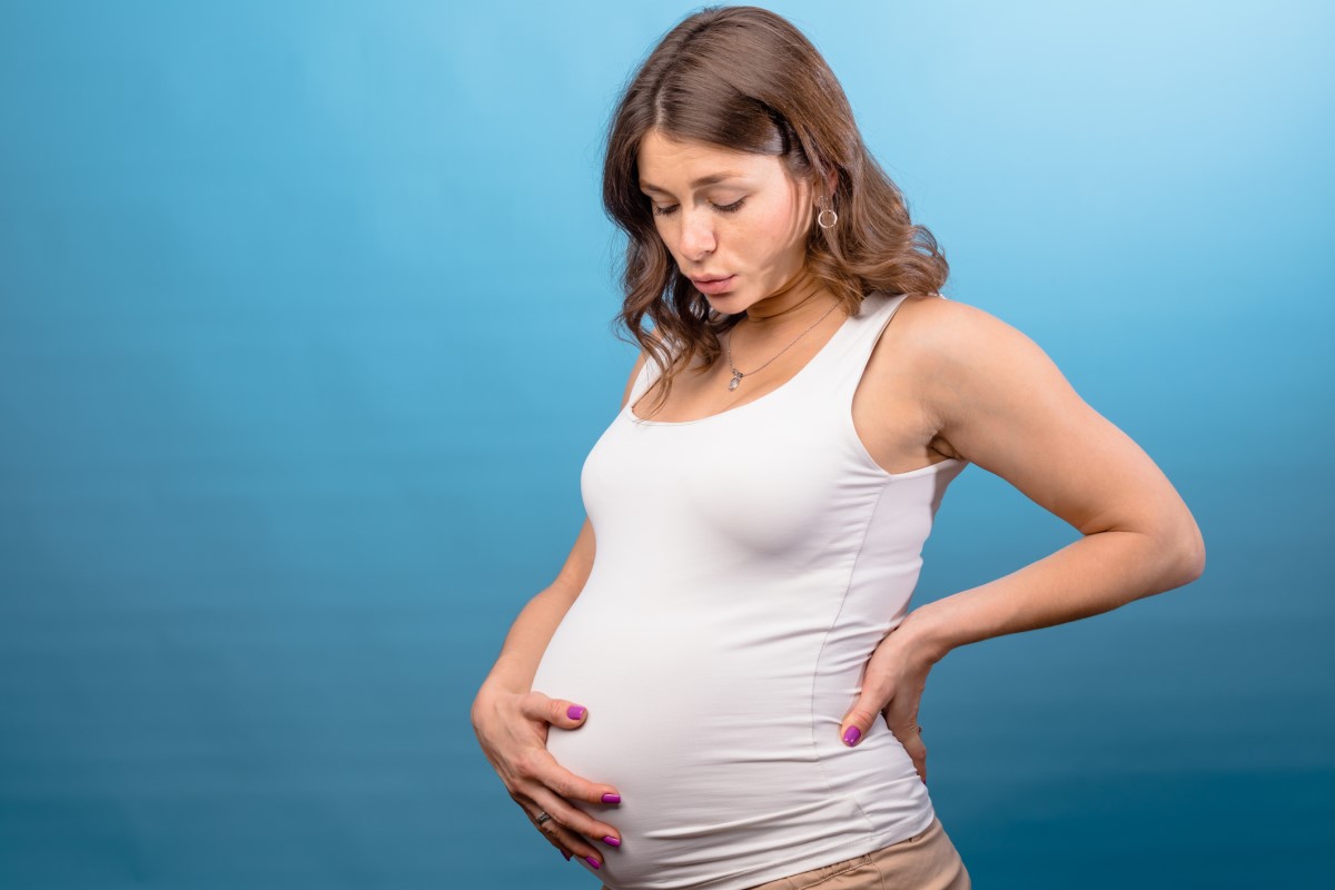Mulher grávida segurando a barriga