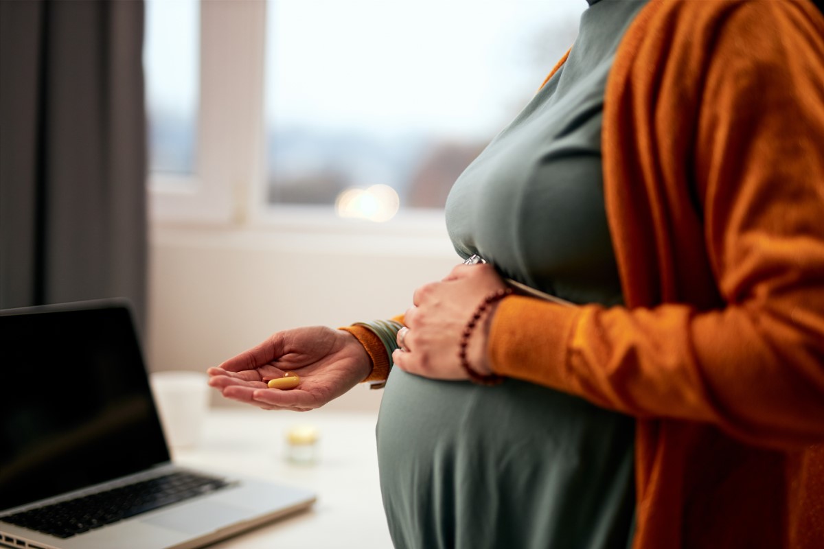 Muitas vezes, as futuras mães não sabem quais os medicamentos que são seguros durante a gravidez: Getty Images Uma mulher grávida tem na mão medicamentos e não sabe quais são os adequados em termos de segurança.