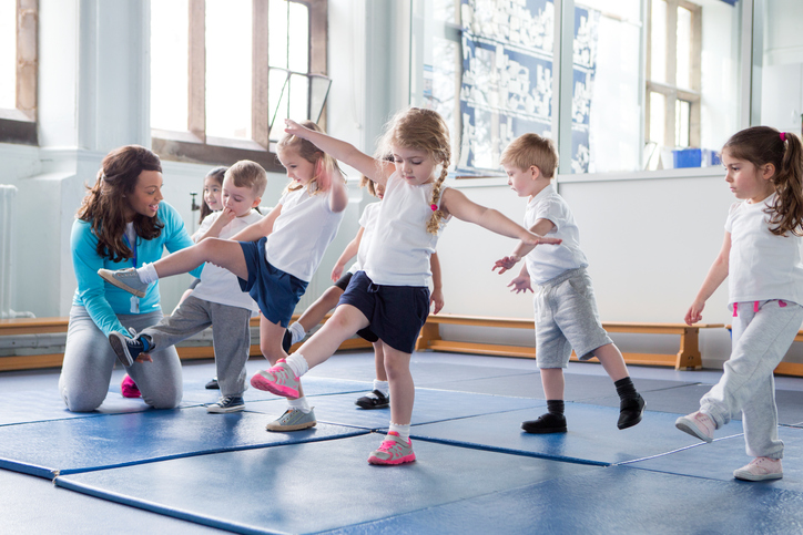 As crianças em idade pré-escolar devem ser encorajadas a interessar-se pelo desporto. Foto: Thinkstock Crianças pequenas no ginásio, a praticar com o professor.