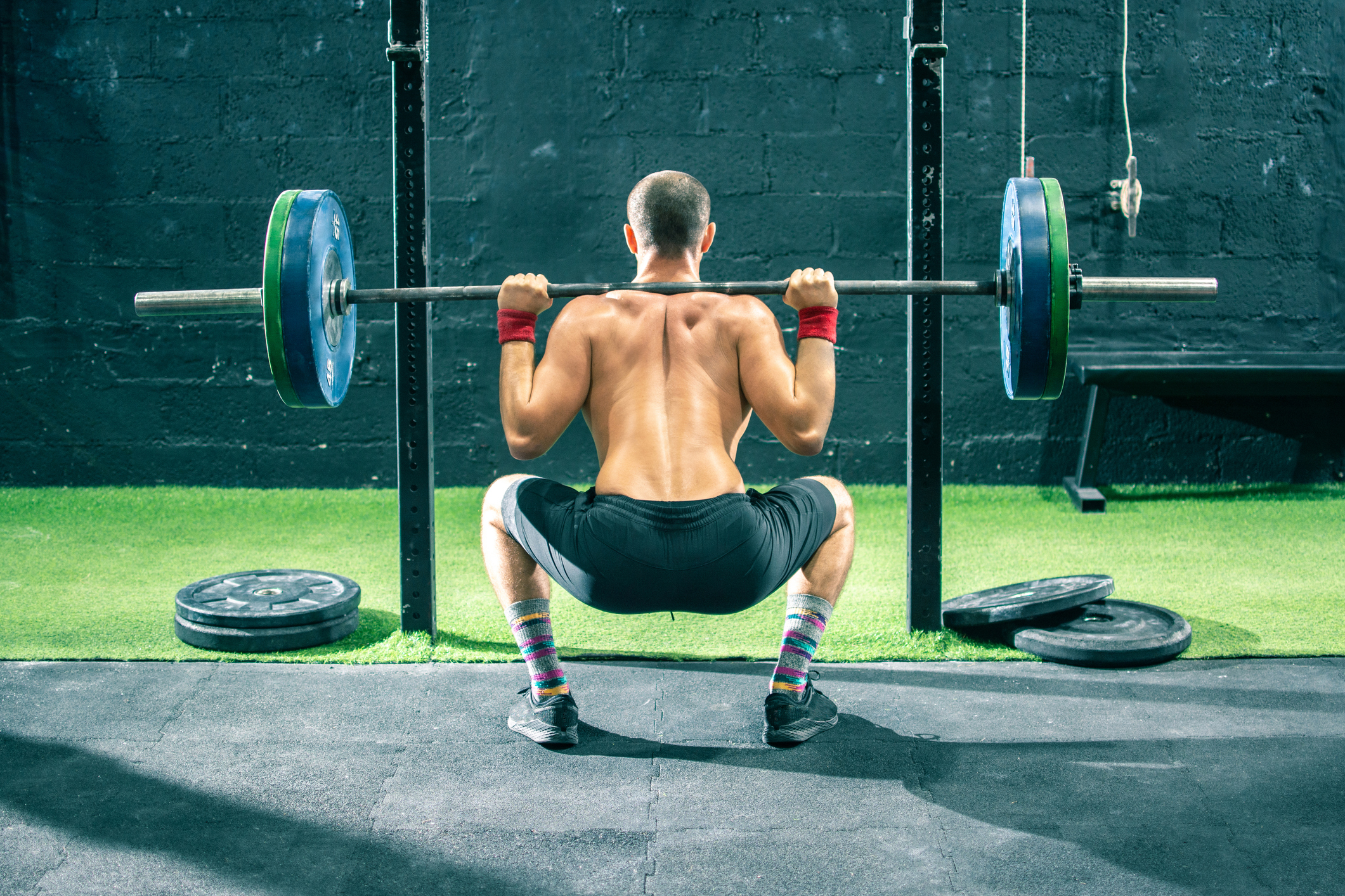 O agachamento profundo é um dos exercícios mais comuns no treino de CrossFit. Fonte: Getty image O agachamento profundo é um dos exercícios mais comuns no treino CrossFit.