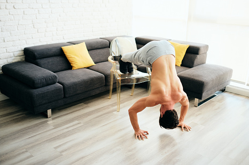 Se tivermos os pés num tapete elevado, o exercício é mais desafiante: Getty Images