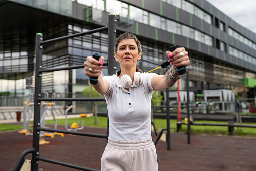 Podemos também fazer exercício ao ar livre: Getty Images Também podemos fazer exercício ao ar livre.