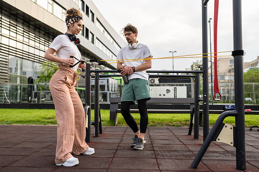 Devemos manter a corda elástica devidamente presa durante o exercício. Fonte: Getty Images Durante o exercício, devemos manter a corda elástica corretamente presa.