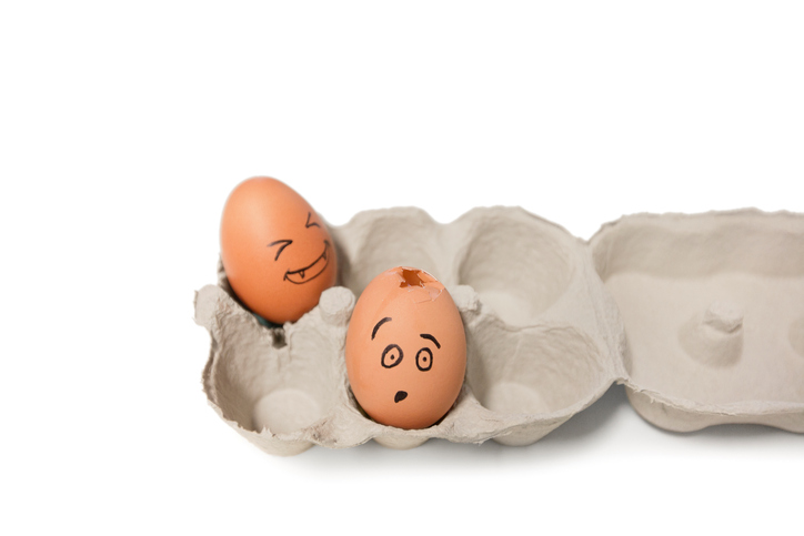 Cuidado com a frescura dos ovos e de outros alimentos. Fonte da fotografia: Getty Images Dois ovos numa caixa de ovos