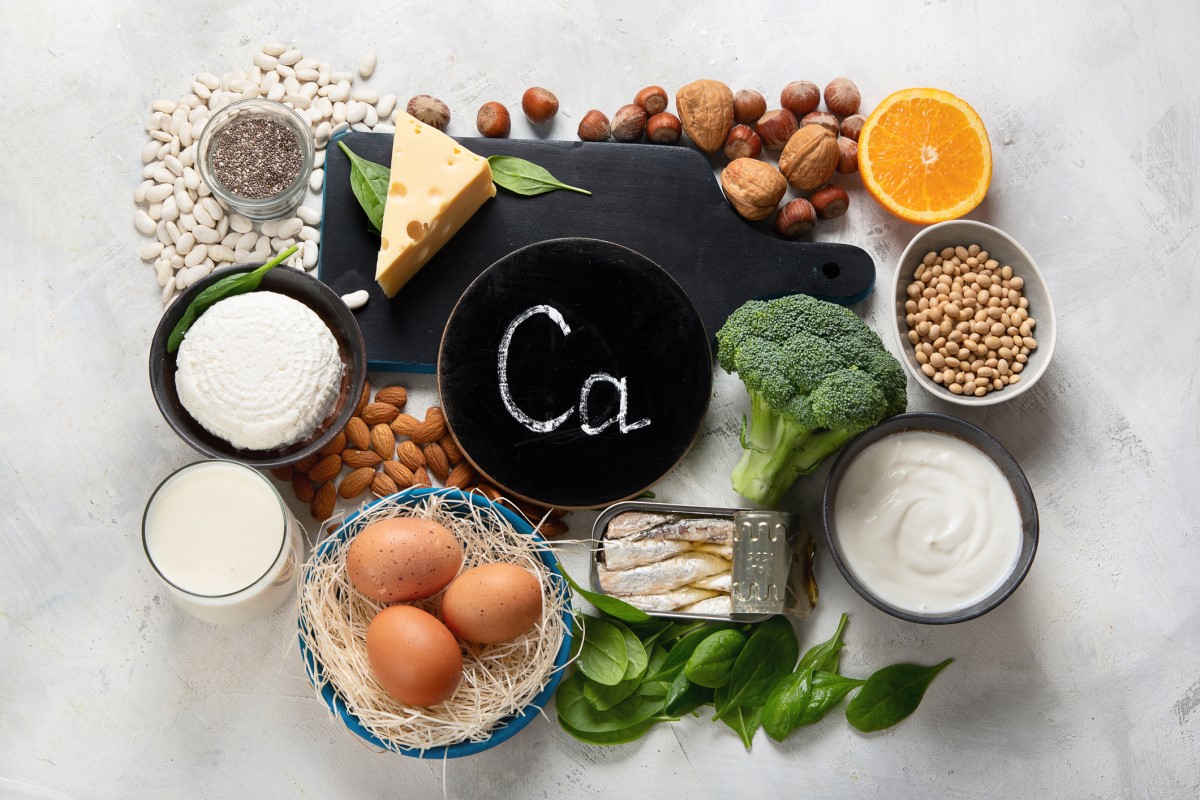 Uma pessoa saudável pode obter cálcio suficiente através de uma dieta diária equilibrada e rica em cálcio. Fonte da foto: Getty Images Fontes alimentares de cálcio - produtos lácteos, leite, queijo, iogurte, sementes, nozes, peixe, vegetais verdes - brócolos, espinafres, legumes, ovos.