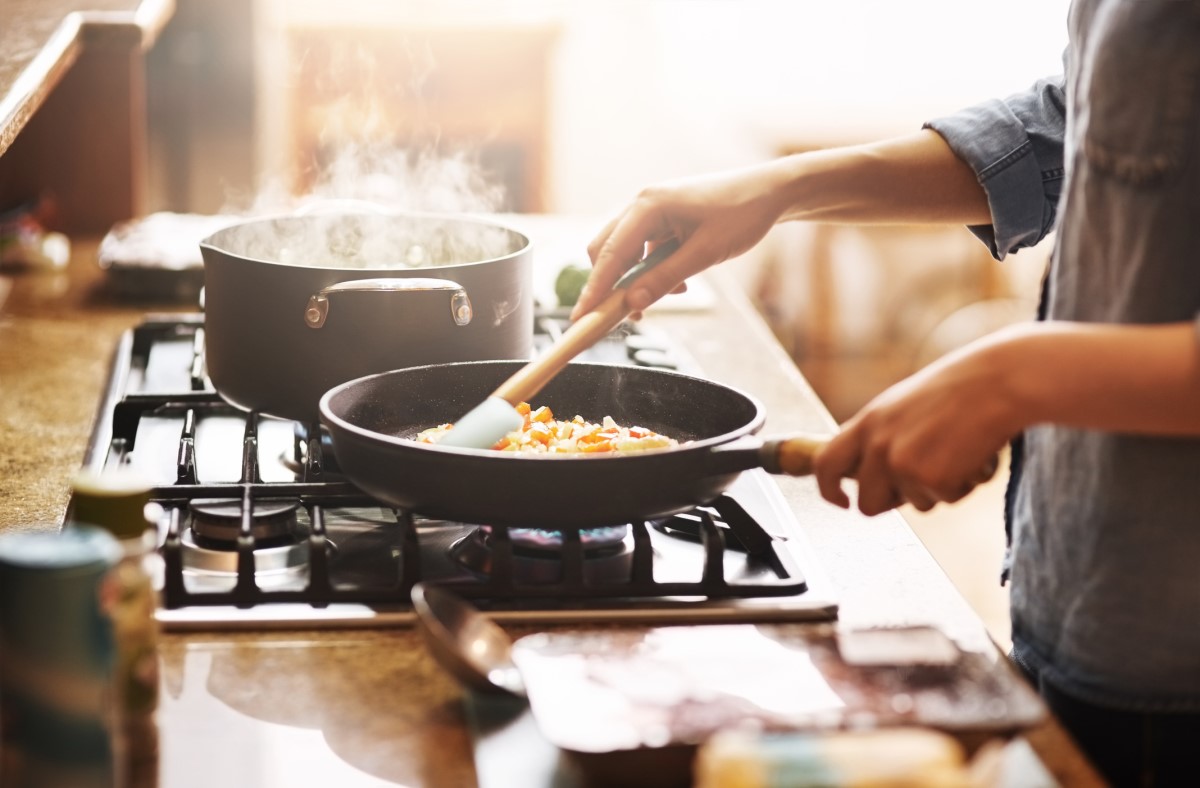 Cozinhar alimentos em casa garante que se consomem alimentos frescos e de origem autorizada: Getty Images Comida caseira