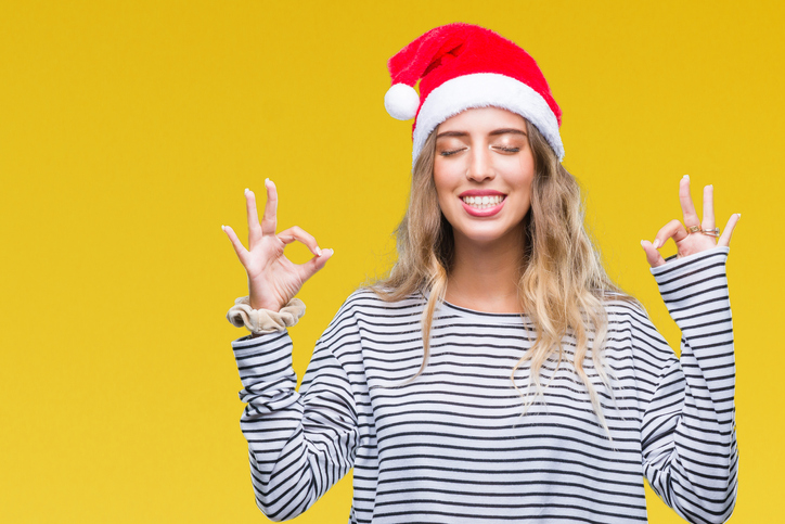 Existem várias formas de evitar o stress e a depressão, mas cada pessoa deve encontrar a mais adequada para si: Getty Images Uma mulher que relaxa durante o Natal está feliz