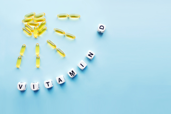 Nos meses de inverno, a substituição por suplementos é necessária Fonte: Getty Images Na imagem, os comprimidos de vitamina D mostram o sol e a inscrição vitamina D