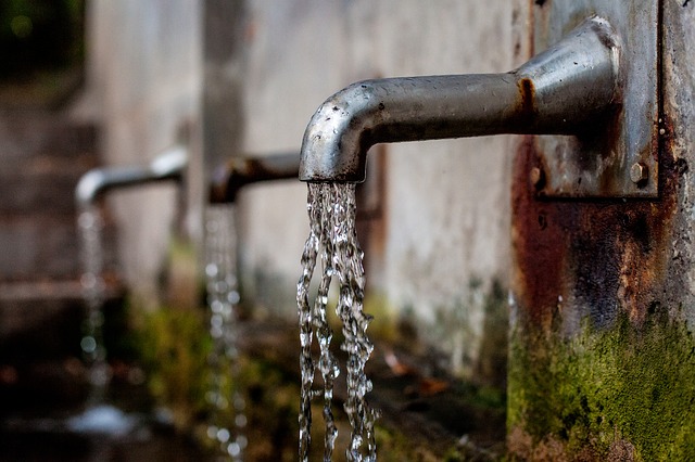 A reposição de fluidos é muito importante. Fonte da foto: Getty Images água da torneira