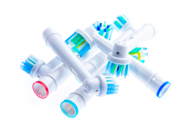Cabos rotativos intercambiáveis para escovas de dentes coloridas. Fonte: Getty Images Cabeças intercambiáveis na escova de dentes eléctrica rotativa, com cores diferentes para uma melhor diferenciação