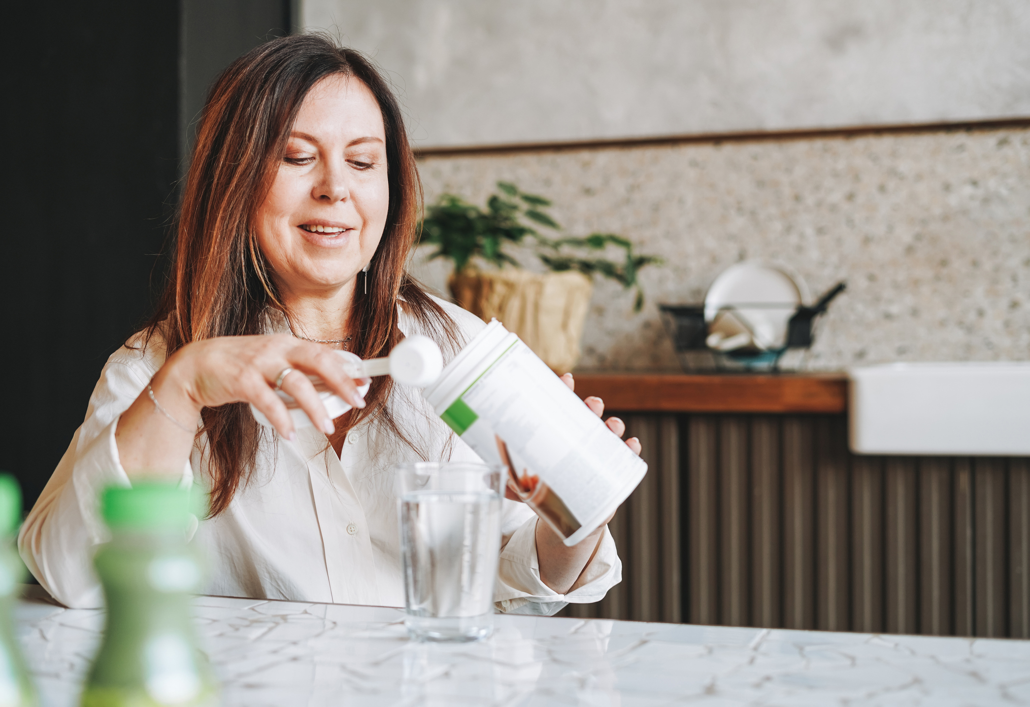 Fonte: Getty Images Suplementos nutricionais - o pó e a mulher que o consome