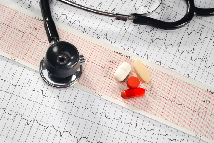 O registo do ECG é extremamente importante e decisivo. Foto: Getty Images Registo de ECG com fonendoscópio e medicação